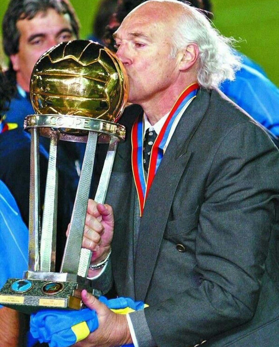 PadreBostero's tweet photo. Las que todos desean tener, el la levanto 2 veces con Boca. Nunca más se animen a comparar al Sr Carlos Bianchi con cualquier otro. https://t.co/OaVWPDOcek
