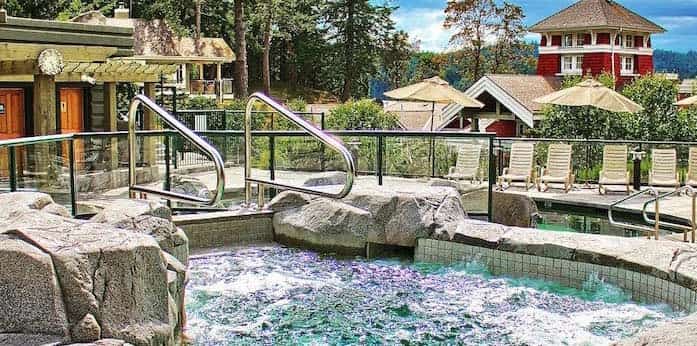 VIAwesome's tweet photo. This secluded spa getaway in B.C. offers jaw-dropping ocean views from a cozy hot tub #bcgetaway #vancouver https://t.co/QXnqlOZj1C https://t.co/6wcWahW3rJ