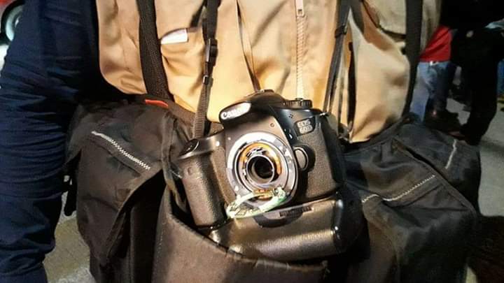 tabascoenred's tweet photo. Presunto personal de la @FGETabasco agredió al reportero gráfico de @heraldodetab Carlos Manuel Pérez  Rodríguez,  uno de los presuntos policías sacó un arma https://t.co/3gRX3sn4dd