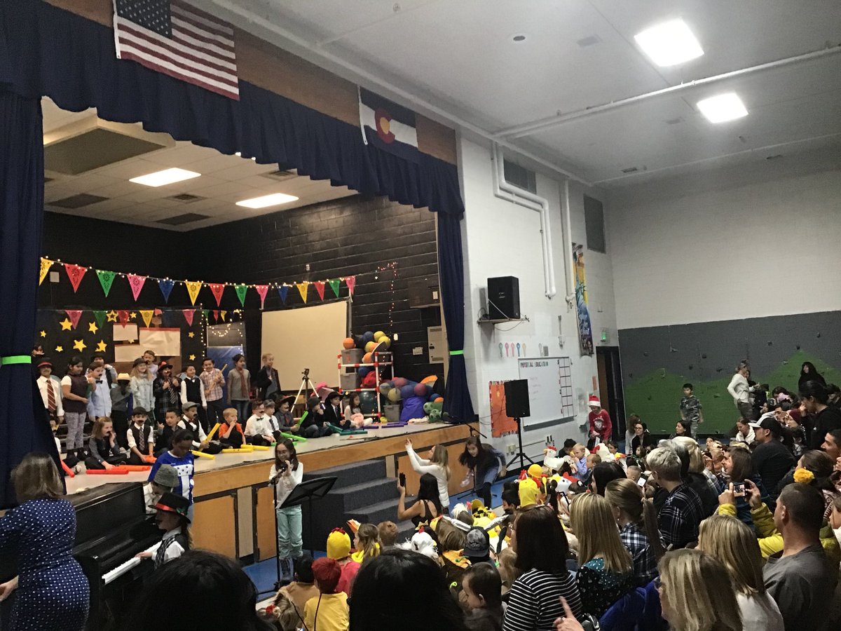 JuanCarlos_DVE's tweet photo. Winter Celebration Concert!! Gracias a Maestra Patrícia ! You rock! @Kendracarpen @summitk12 #ssedu #dvechat      @ms_harroun https://t.co/DCLr1z4Zjp