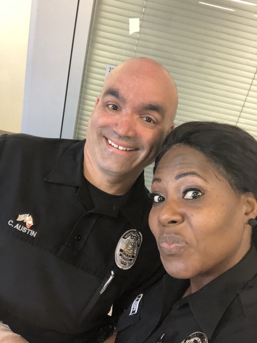 frostbitecra's tweet image. While @PIONellyJ took #selfies I was busy cleaning up!!! 😗😗😗
Yup, I had busboy duties today. 
#HolidayLuncheon #WeWorked 

@CeceFrazer where weee you? 🧐🧐🧐🧐