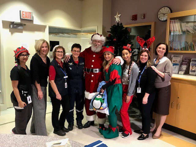 Fraserhealth's tweet photo. Santa's taking a moment to visit with some of our wonderful staff at #SurreyMemorial Hospital. #SantaFlightBC @BC_EHS @SurreyHospFdn @Helijet https://t.co/g6fe9rBhgm