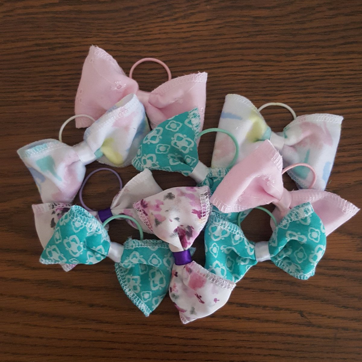 GraCeeDesigns's tweet photo. #Handmade #bows to match..! https://t.co/55hegQdh9V https://t.co/LZc0f0iKbd #follow #hairbows #girls #size #accessory #home #sew #rollandgo #skirts #serger #sewing #products #label #skirt #surprise #mystery #fabricย #textile #sheer #elastic #fabulous #graceedesigns #clothing https://t.co/NH1EDNVRRL