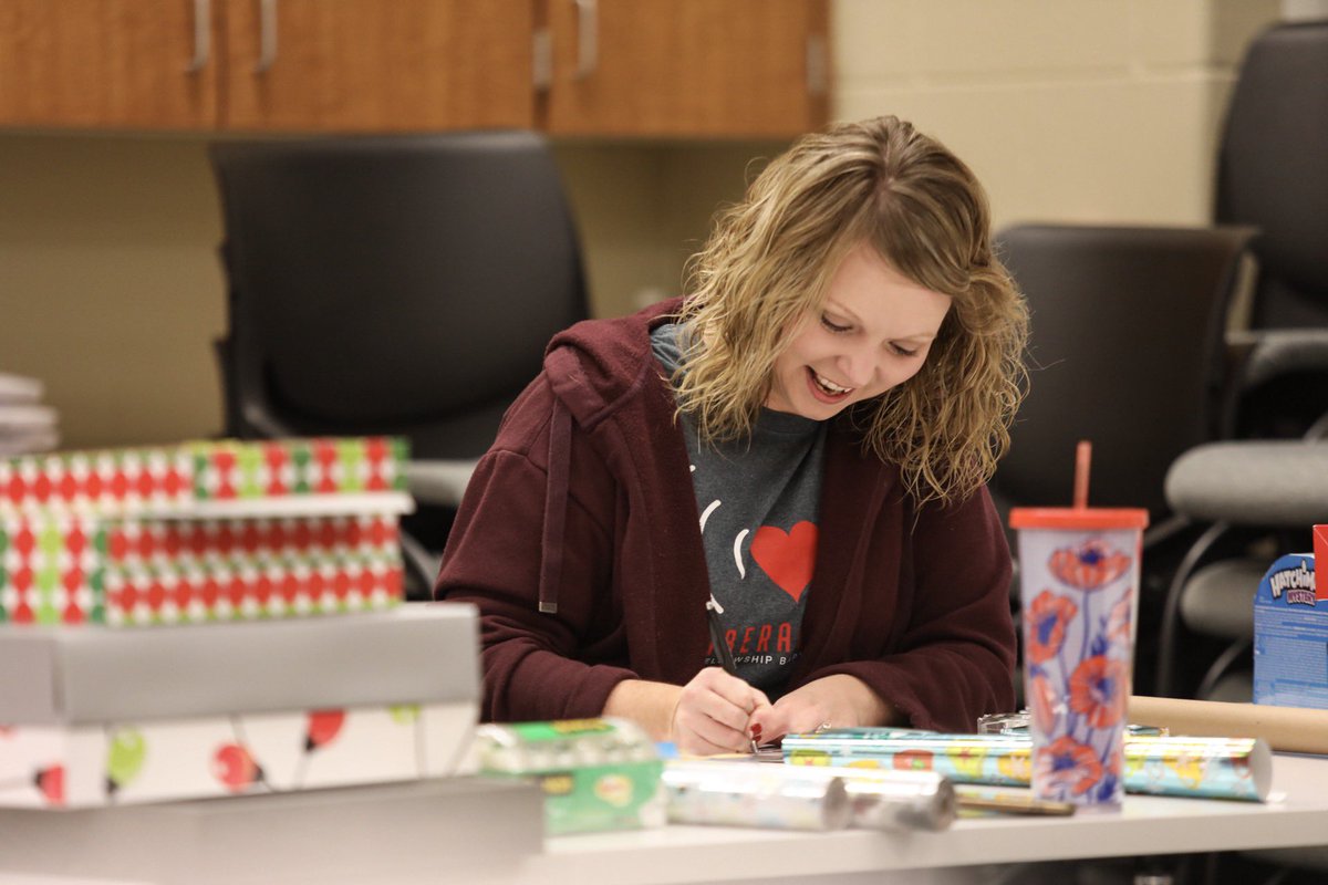 FBCFAMILY's tweet photo. Today, we had the privilege to wrap gifts for the awesome staff and faculty @EMS480! We are so thankful for all that our educators do for our kids and community. #liberallove https://t.co/LLIWViMVEt