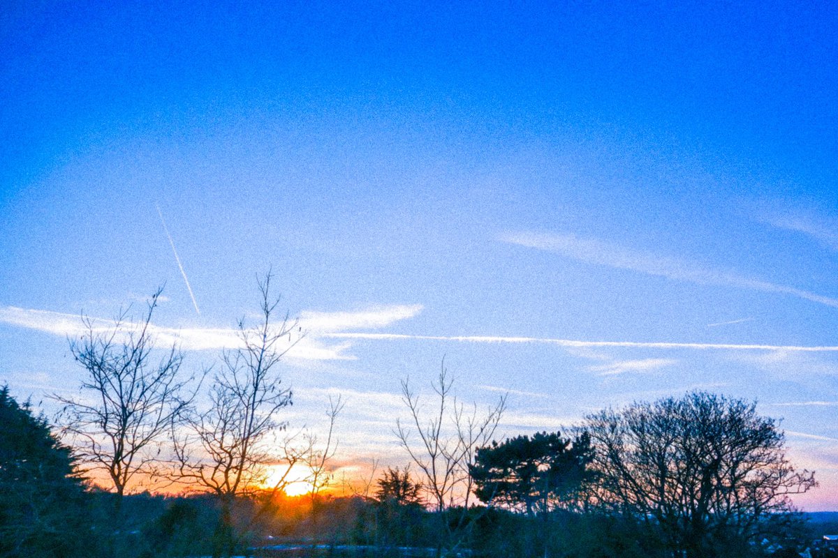 megcamera_61's tweet photo. 家から見える夕陽が好き
夕陽を見ると明日も頑張ろうって思える

📍ロンドン
📷LUMIX
2018.12.13撮影

#キリトリセカイ
#LUMIX 
#夕陽 
#イマソラ 
#ファインダーの越しの私の世界 
#写真が好きな人と繋がりたい 
#カメラ好きな人と繋がりたい https://t.co/QlKGU6BO2t