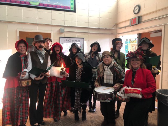 JJCLackey5's tweet image. Spreading holiday cheer with my favorite people 💚@CatenaColts