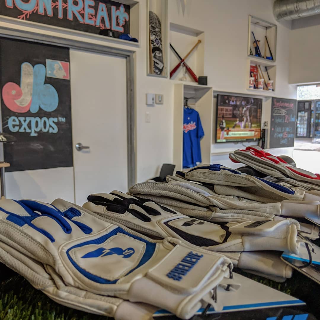 MTLGrandChelem's tweet image. On vient de recevoir une livraison de gants de frappeur @B45Baseball, juste à temps pour finir tes courses des Fêtes! #achatlocal #designlocal #ballemadeinquebec #baseball #softball #mtlmoments #MLBMTL