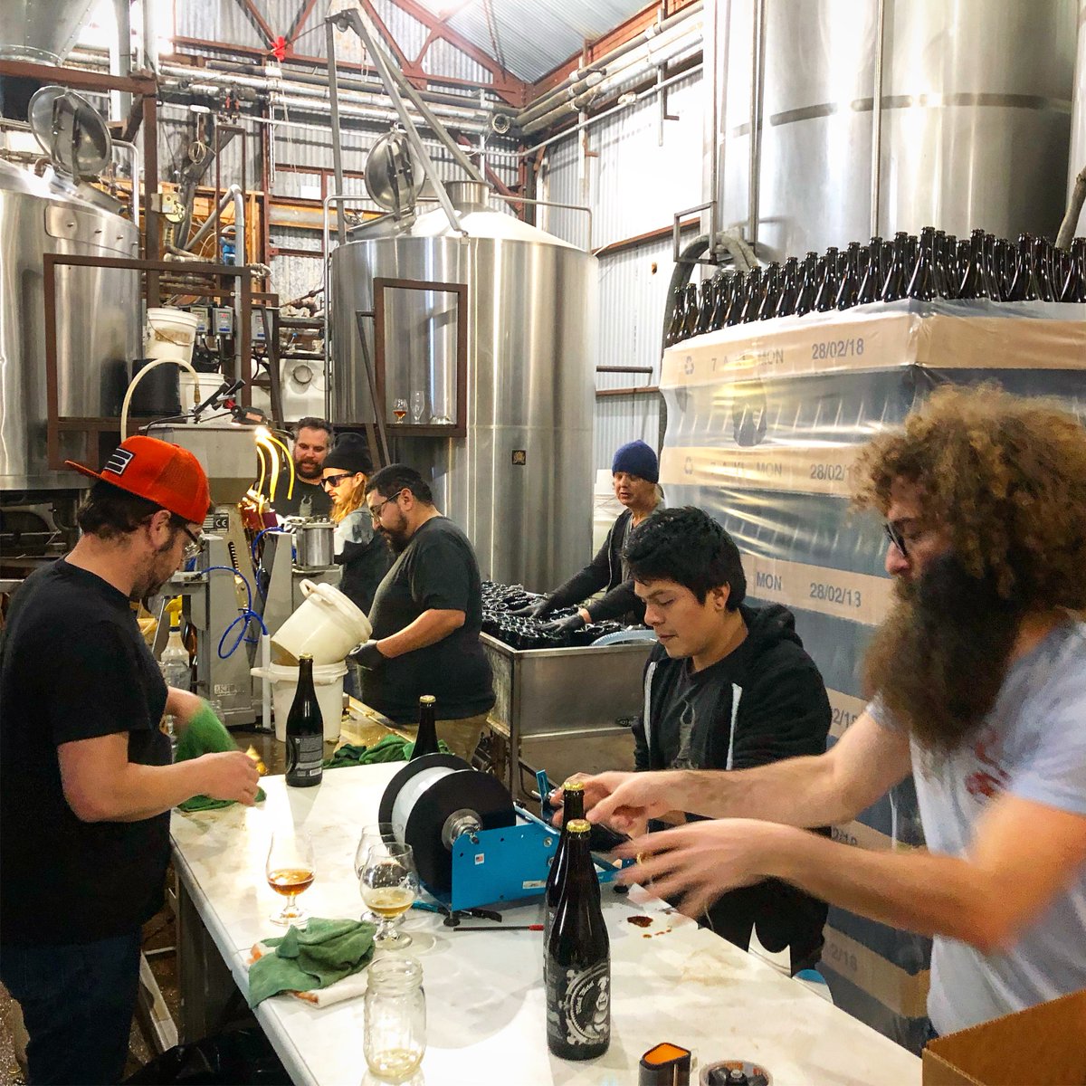 jesterkingbeer's tweet photo. Bottling Black Metal Today \m/

#jesterking #blackmetal #handbottled #gravityfed #team #timeplacepeople https://t.co/KPF2zGairy