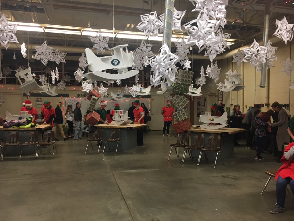 bgrahamJPS's tweet photo. Well done tonight Mr. Albert and high school elves!! Santa’s workshop in full swing at JHS! #feelingthemagic https://t.co/oox0FZQfz0