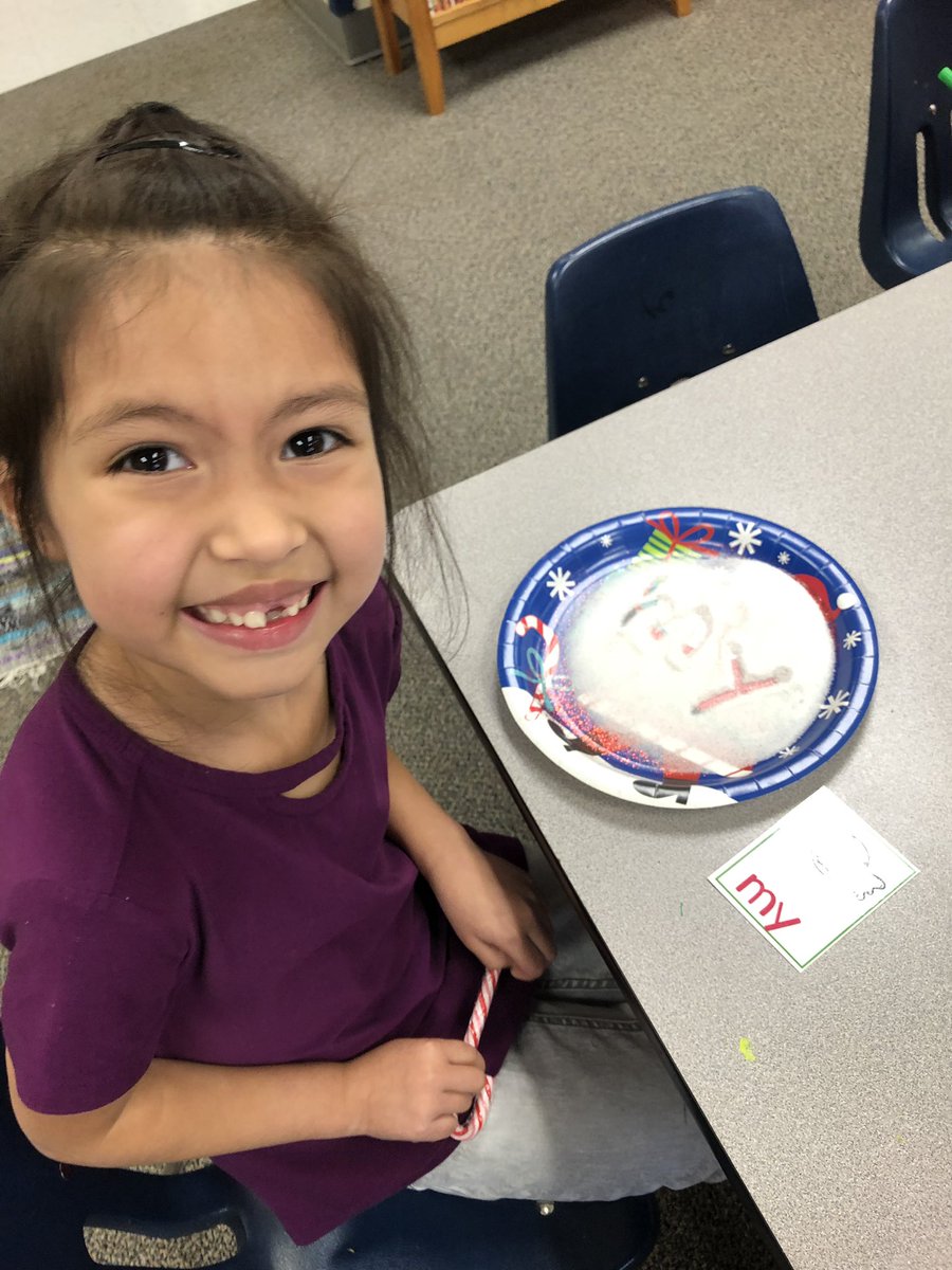 PaulaNieces5's tweet image. A little sight words, sugar, and peppermint stick kind of day 💚🎄❤️