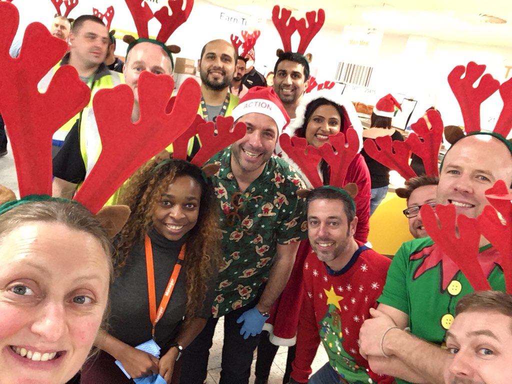 hmoore1982's tweet photo. 1600 Christmas dinners served by these elves, reminds me what’s important #deliveringsmiles for associates as they #deliversmiles for our customers #BHX4 #amazonvestlife https://t.co/TsbonxwMk2
