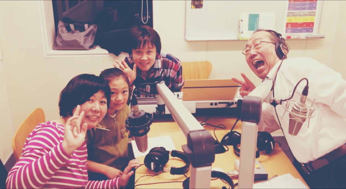 kera79603976's tweet photo. Pitch FM のラジオ番組「カリチャークラブ」にゲスト出演させていただきました。
ほんの五分足らずですが「マッチ売りの少女」の朗読もさせていただきました。
姪っ子もセリフに初挑戦。ピアノ伴奏は松永智子さん。
放送日は12月19日と26日の14時〜15時です。
#マッチ売りの少女
#朗読 https://t.co/k4RdhCHiFX