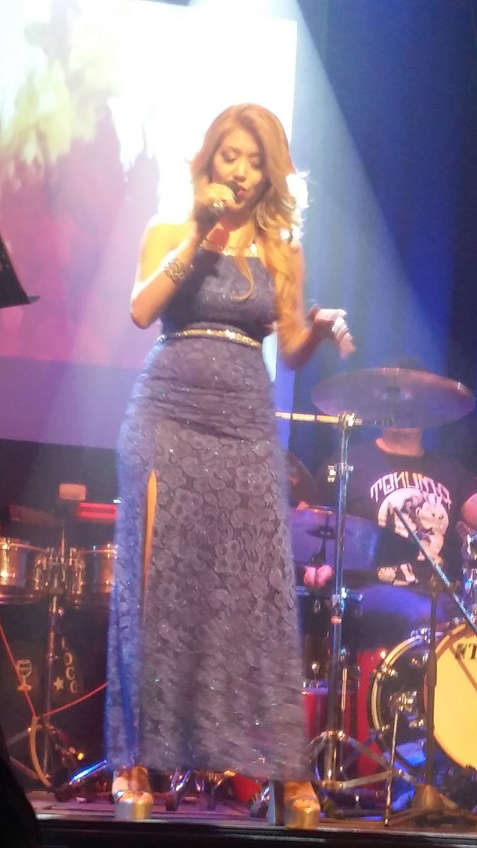 carrizopablo16's tweet photo. Viernes 14/12 vero Avila en el teatro #Elvitral a sala llena la Rompiste como lo gran artista q sos 👏👏te quiero mucho @veronicaavilaok ❤😍💕🌹😙 https://t.co/Kxe8yeI12b