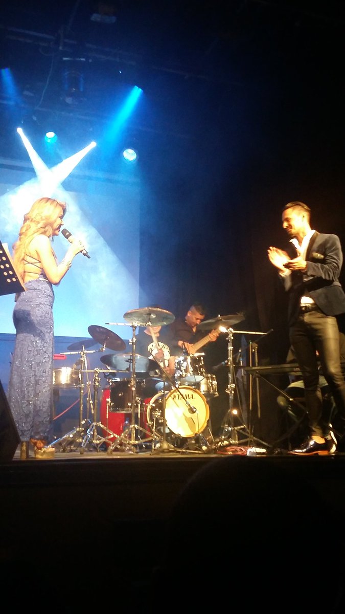 carrizopablo16's tweet photo. Viernes 14/12 vero Avila en el teatro #Elvitral a sala llena la Rompiste como lo gran artista q sos 👏👏te quiero mucho @veronicaavilaok ❤😍💕🌹😙 https://t.co/Kxe8yeI12b