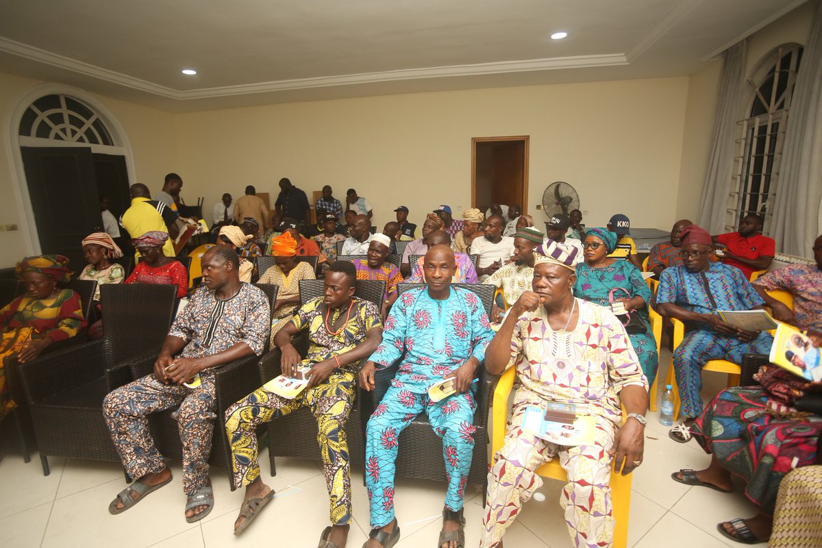 OfficialApcOgun's tweet photo. Meeting of the APC Ward and Local Government Exco members from Ijebu North East Local Government.

They all expressed their readiness to support APC governorship ambition, work for the party and ensure that we record a resounding victory at the polls.

#DA4Gov2019 #OgunNextLevel https://t.co/MmCIytbRSE