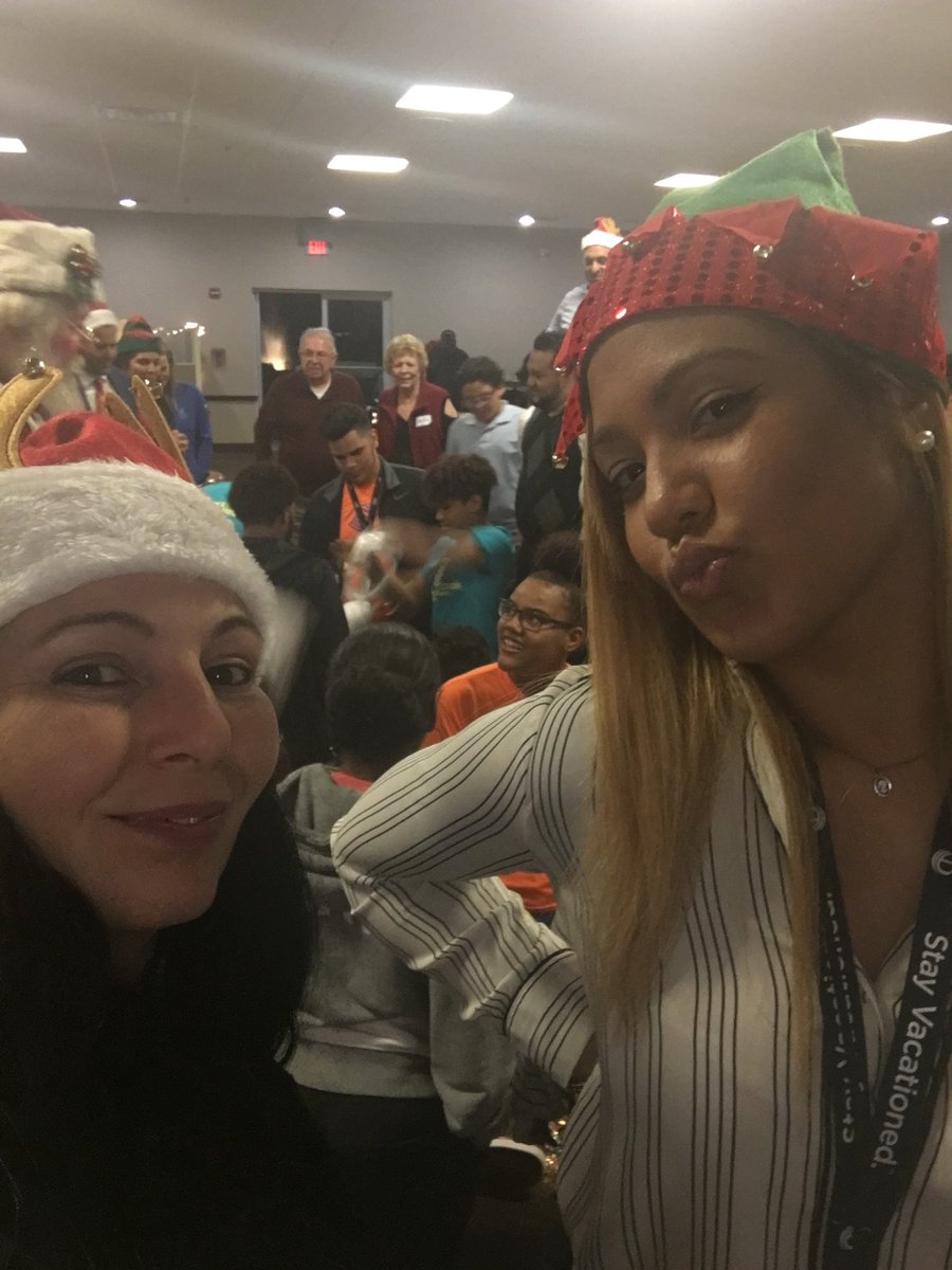 Recruiterofgems's tweet photo. Spreading the love tonight at Mystic while bringing joy to the Boys and Girls Club Kids! Love the generous and fun spirit of all the team members here at Diamond Resorts!! @Joann6179 @marvicher1123 @tom_savino @TheTNPatrick @silverfistdojo https://t.co/0ssZt3kFVY