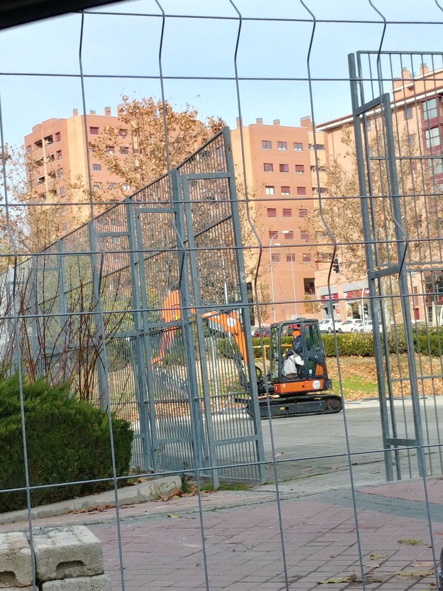 ilastras's tweet photo. Hoy comenzaron a medir las canchas deportivas frente a la renfe #Vicálvaro, metro #PuertadeArganda.
Parece que ya comienzan la remodelación/arreglo d las canchas en #Valderrivas

@vicalvaroahora @AVValderrivas @AVVicalvaro @jmdvicalvaro @todoVicalvaro @VicalvaroD19 @PSOEVicalvaro https://t.co/eaHIBZJZXn