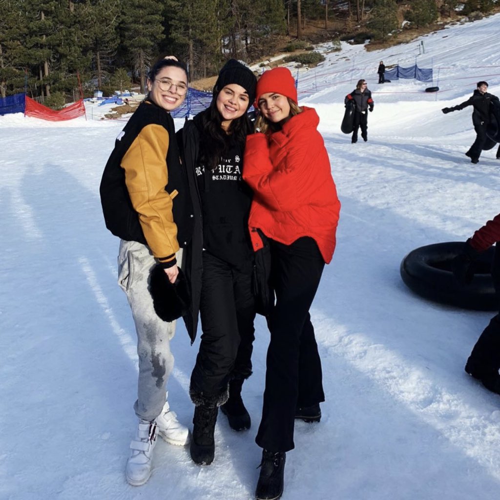 PopCrave's tweet photo. .@SelenaGomez looks happy and healthy with friends at a ski resort.❤️

This is her first sighting in 3 months since her hiatus due to her mental health. https://t.co/7RMhiTVoXi
