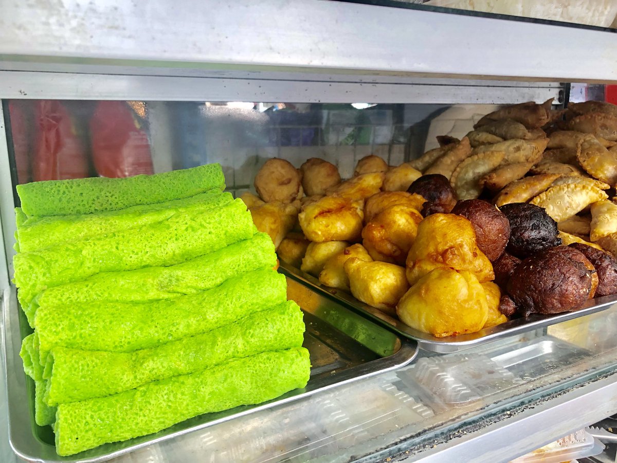 ahmadmaslan's tweet image. Anak2 muda bekerja &amp;amp; berniaga di #RnR #YongPeng #Johor. Singgah beli beberapa kuih pagi ini. 

Rajin cari rezeki. Yg terbaik berniaga. Termasuk secara #online. Jadi #BangsaUsahawan.

Mula2 kecil-kecilan. Kemudian sederhana &amp;amp; besar. Cari ilmu timba pengalaman. Hidup jangan malas!