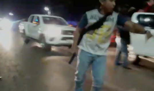 DiarioDeTabasco's tweet photo. #Tabasco Presunto ministerial o elemento policíaco saca su arma con la cual amenaza a reporteros, esto a las afueras del Hospital del Niño. https://t.co/rYBbtfYdiz