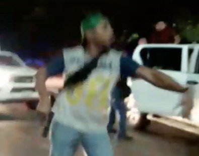 DiarioDeTabasco's tweet photo. #Tabasco Presunto ministerial o elemento policíaco saca su arma con la cual amenaza a reporteros, esto a las afueras del Hospital del Niño. https://t.co/rYBbtfYdiz