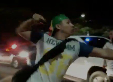 DiarioDeTabasco's tweet photo. #Tabasco Presunto ministerial o elemento policíaco saca su arma con la cual amenaza a reporteros, esto a las afueras del Hospital del Niño. https://t.co/rYBbtfYdiz
