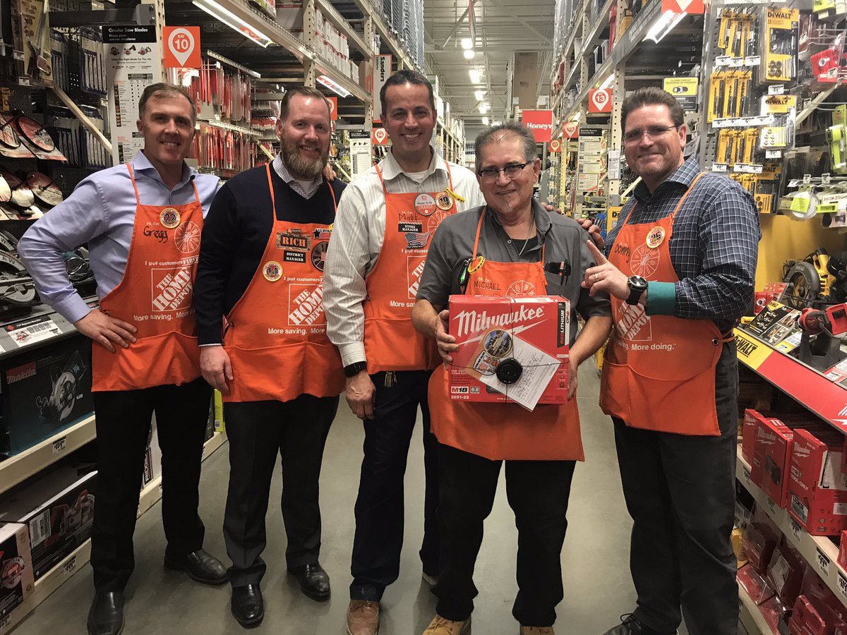 SimpkinsTess's tweet photo. Michael Naranjo #STR1552 getting the PMD presidential award from @DJJKsanchez!  Well done Michael and thanks for all that you do.  @TJ166HD @JenPekarek @RichBolton2 @mlapp0702 @DeborahSterli20 @RMMColoradoWY @chasewright1229 https://t.co/Uzput3RIgM