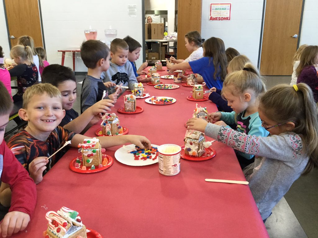 joyce_jevans's tweet photo. Gingerbread House fun!! What a great day in Kindergarten! https://t.co/RdjoZQojDS