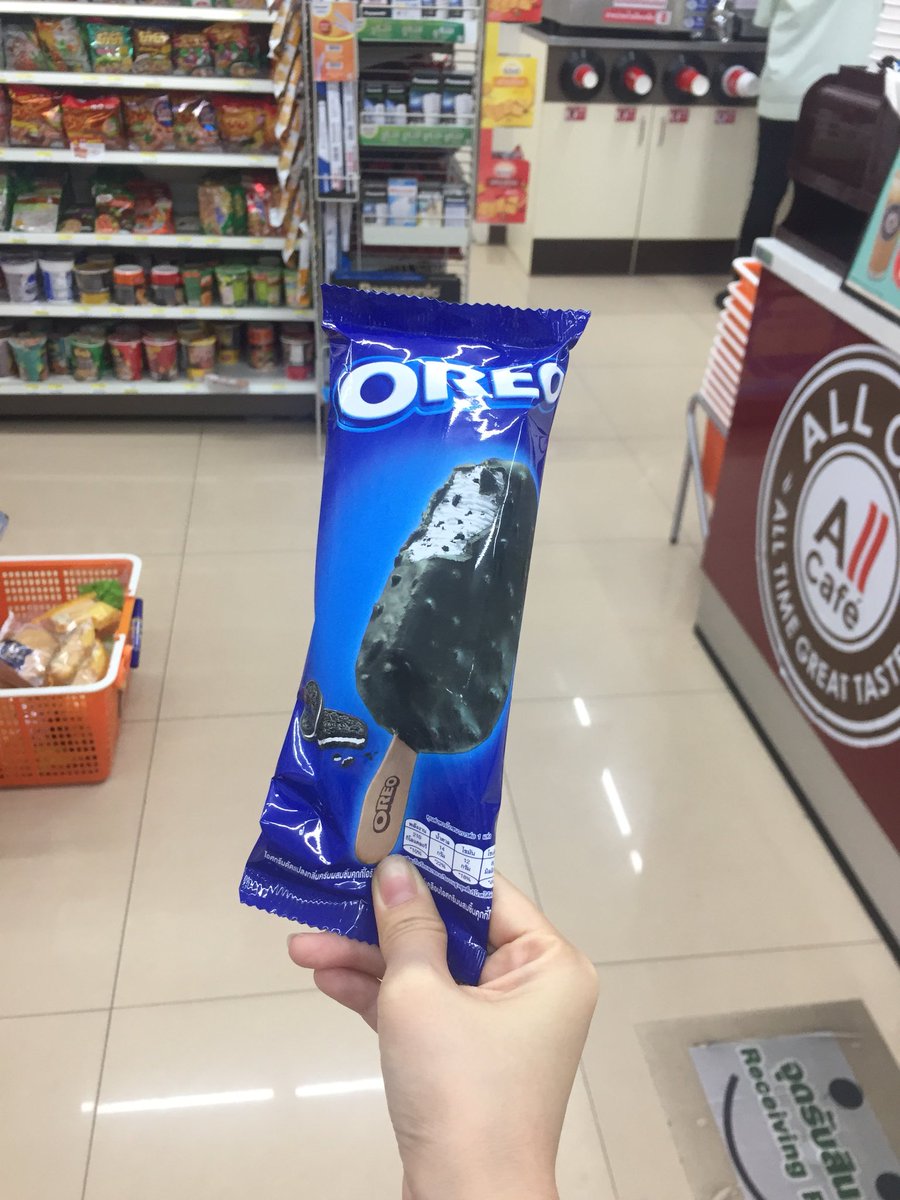 foodismth's tweet photo. พึ่งลอง อร่อยเข้มข้นอะ ชอบบบ❤️❤️ เหมือนกินโอริโอ้แบบเย็น ด้านนอกเหมือนคุ้กกี้เลย 👍🏼✨ 30.- ถือว่าสมราคา @aroii #อร่อยไปแดกเซเว่น #อร่อยบอกต่อ #อร่อยไปเเดก #อร่อยจนต้องรีวิว https://t.co/lXSLretVad