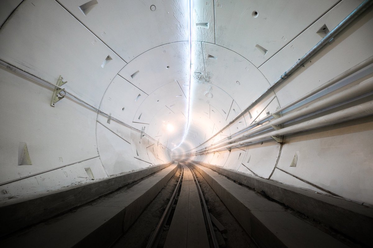 Фото: Илон Маск показал работу тоннеля Boring Company с Tesla внутри