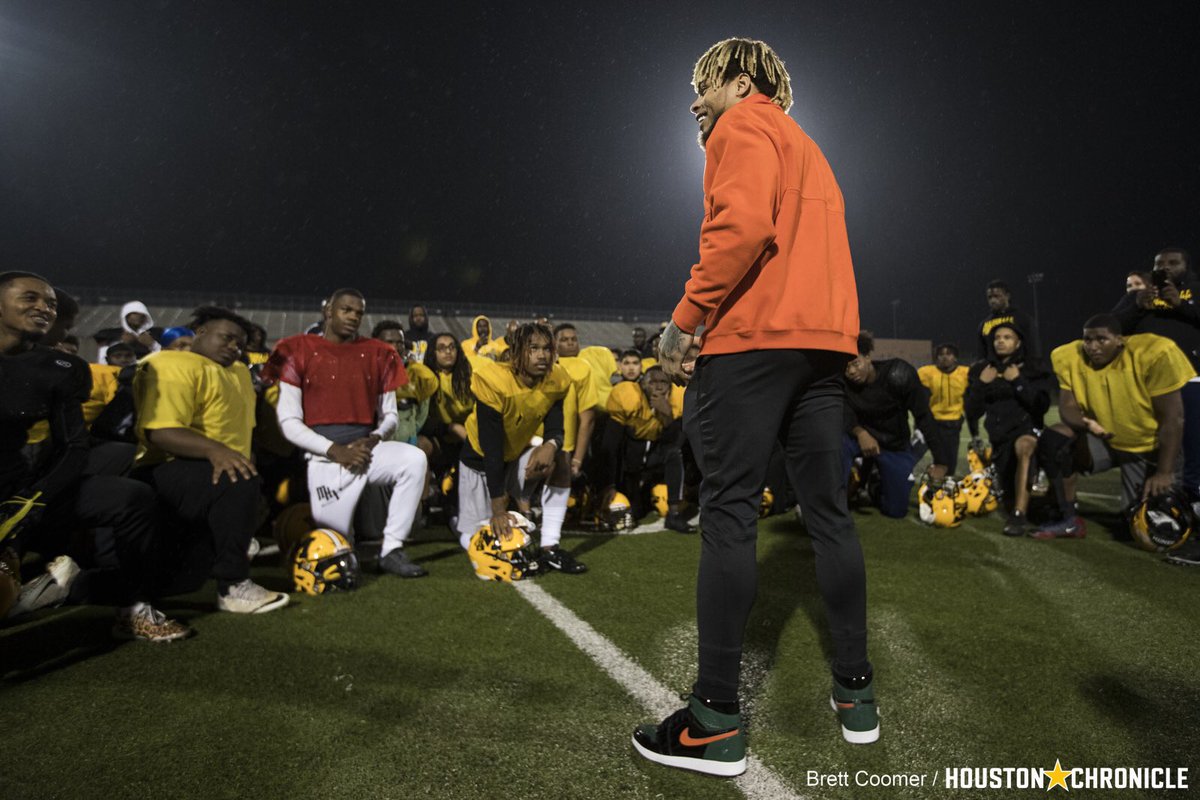 coomerchron's tweet image. The #Texans @Mathieu_Era meets with @MarshallBuffs to give them words of encouragement as they prepare to play for the 5A state title while dealing with the loss of teammate Drew Conley #DoItForDR3W #Remember3 #fbmarshallbuffs