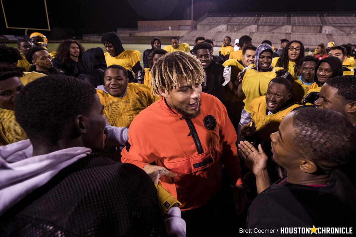 coomerchron's tweet image. The #Texans @Mathieu_Era meets with @MarshallBuffs to give them words of encouragement as they prepare to play for the 5A state title while dealing with the loss of teammate Drew Conley #DoItForDR3W #Remember3 #fbmarshallbuffs