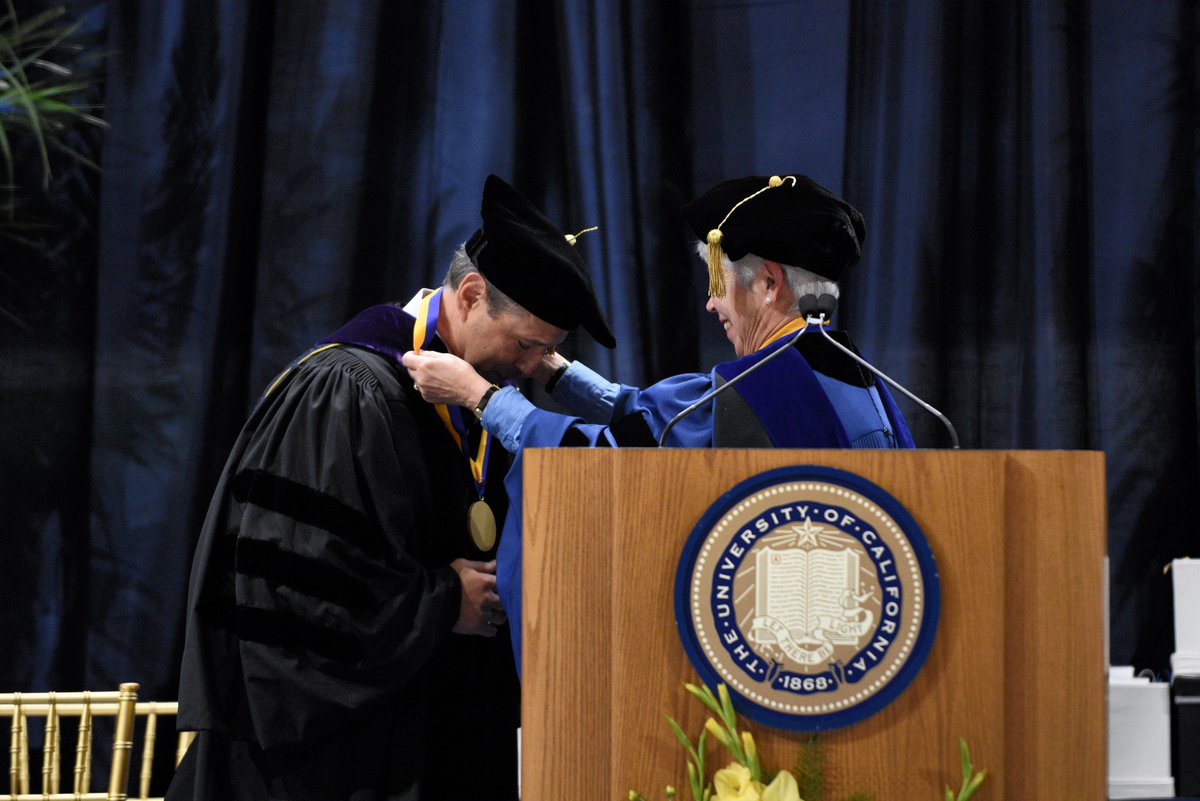 It was an honor to receive this year’s Haas Medal for Public Service at @Cal's Winter Commencement.

As I said to the graduates, “The life we make is ultimately the accumulation of the lives we help others make.” Thanks #Berkeley150 and Go Bears!

youtu.be/EZfCumbwKww