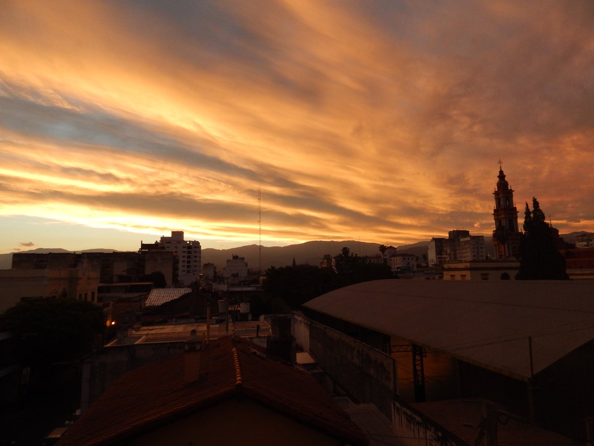 pobla_'s tweet photo. seria obsesión con el cielo y todo lo que lo involucre ahre https://t.co/s2pxwp5d5O