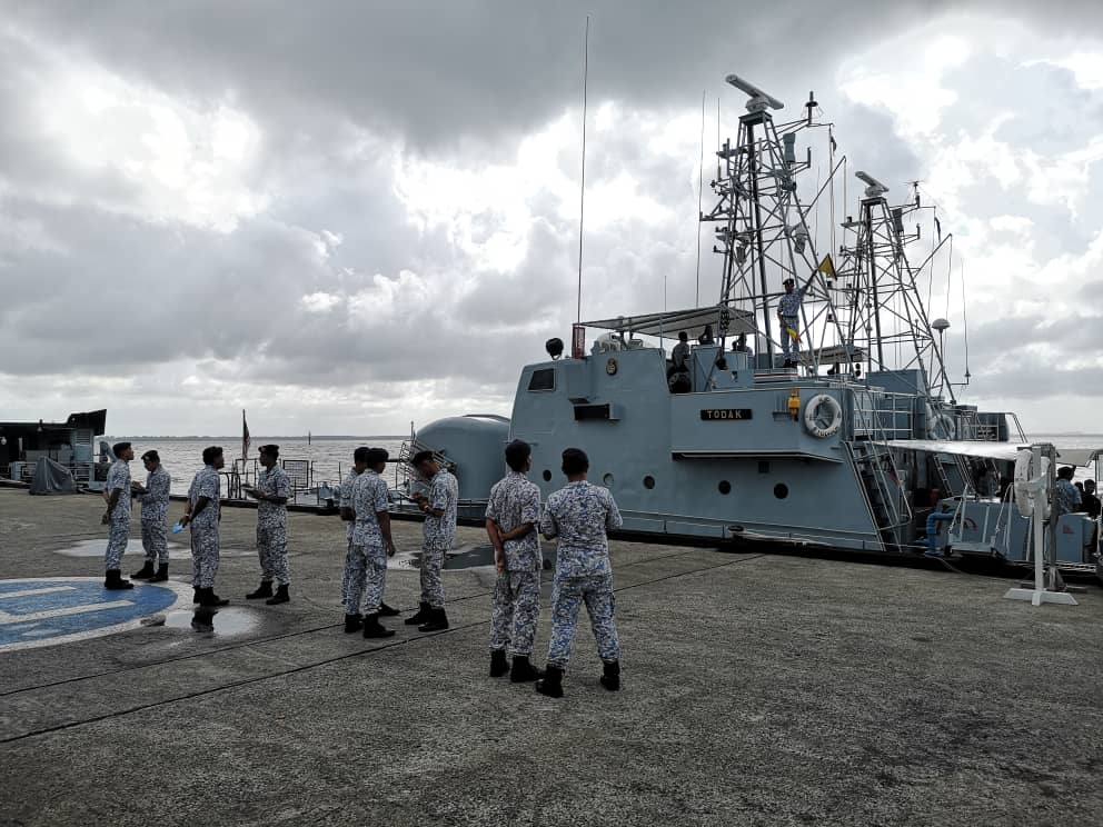 todak3506's tweet photo. “Rise up, start fresh, see the bright opportunity in each new day”

Semaphore Conducted. To Enhance Competencies of Communication Staffs, On Job Trainees and Officers Under Training. @kdsriperlis @KD_SriTiga @jerong3505 @kdpari3510 @gkanedi @NavySDK
#NavyPeople
#Readiness https://t.co/9JsPQG9QfC
