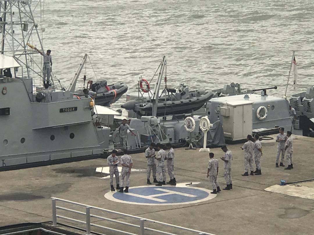 “Rise up, start fresh, see the bright opportunity in each new day”

Semaphore Conducted. To Enhance Competencies of Communication Staffs, On Job Trainees and Officers Under Training. <a href="/kdsriperlis/">KD SRI PERLIS</a> <a href="/KD_SriTiga/">KD SRI TIGA</a> <a href="/jerong3505/">KD JERONG</a> <a href="/kdpari3510/">KD PARI 3510</a> <a href="/gkanedi/">Ganesh Navaratnam</a> <a href="/NavySDK/">MARKAS WILAYAH LAUT 2</a>
#NavyPeople
#Readiness