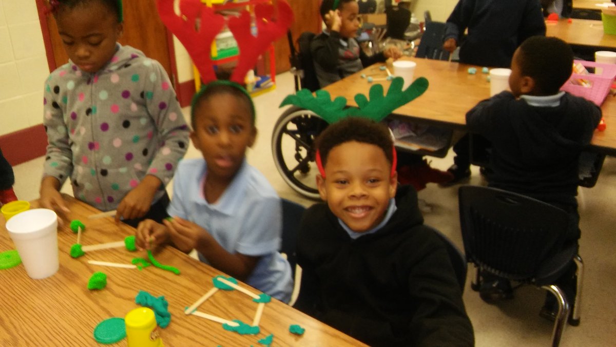 griffis_ms's tweet photo. Thank you to my students for having a great time making 2D &amp; 3D shapes for STEM! Grade K @EaglesGrant @GrantPrincipal https://t.co/jtS5xObI1v