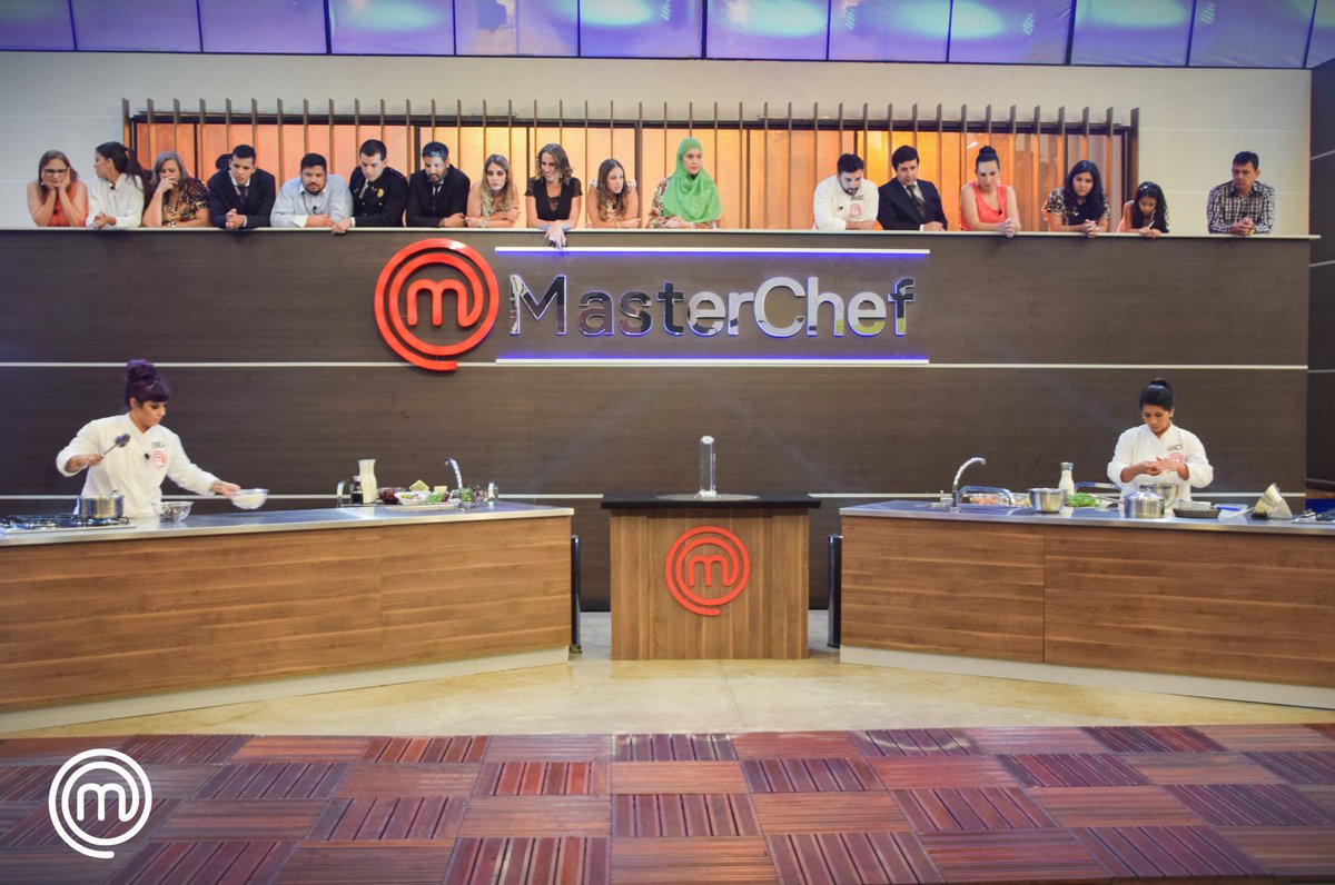 _MasterChefPy's tweet photo. 3…2…1… 🏃‍♀️🏃‍♀️ ¡A cocinar! Las cocineras tendrán sus últimos 40 minutos para preparar el postre a elección 😬➡️#MasterChefPY #LaGranFinal https://t.co/aZAYBIqpJC