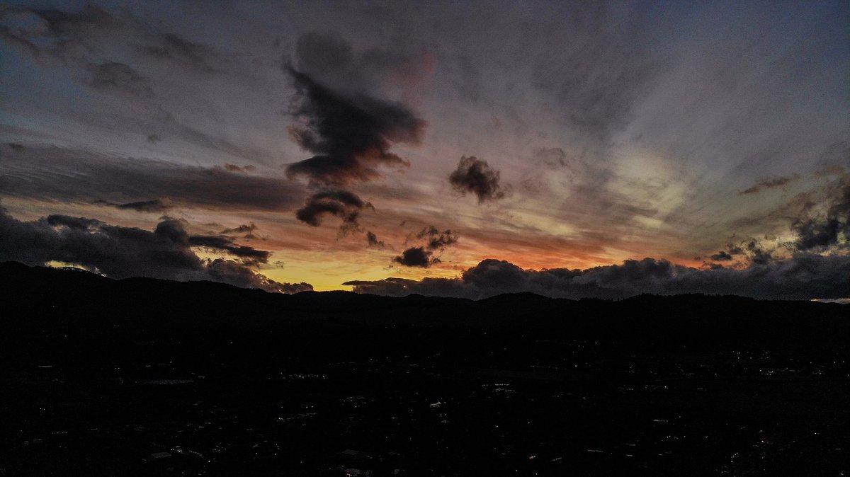 KelloggSpeaks's tweet photo. Caught the sunset over Medford with my drone. #BeOn10 https://t.co/NE60KaFD3m