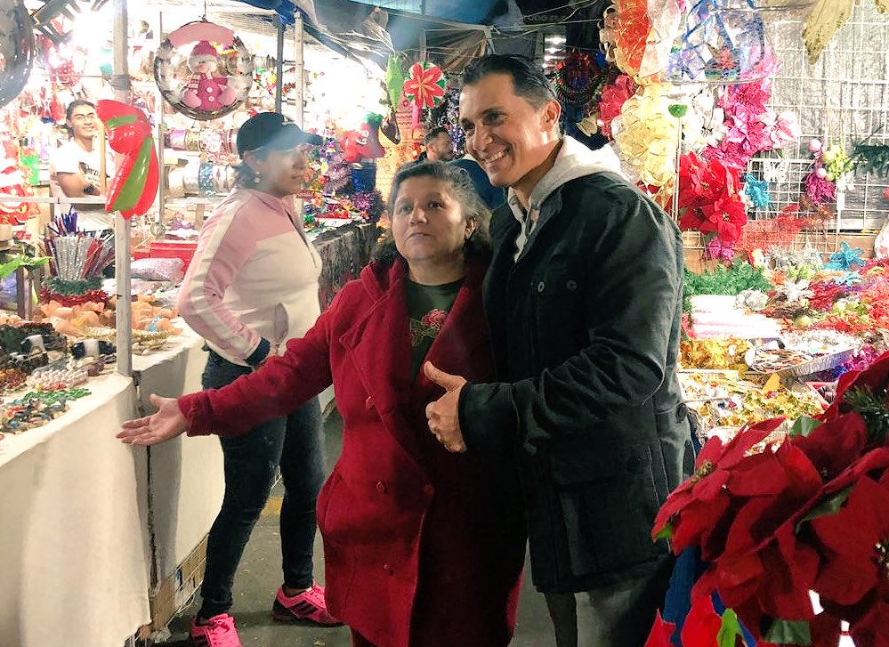 adorri25's tweet photo. Pasamos al Tianguis Navideño de la Cruz y aprovechamos para saludar a buenos amigos, ya estando aquí unos tacos en Garibaldi es parada obligatoria! 🙂 https://t.co/nufvdI0L0e