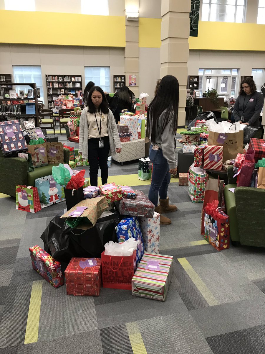 ClubInteractWHS's tweet photo. Great job in collecting and distributing the Angel Gifts! #serviceaboveself https://t.co/OYl51ygYjO