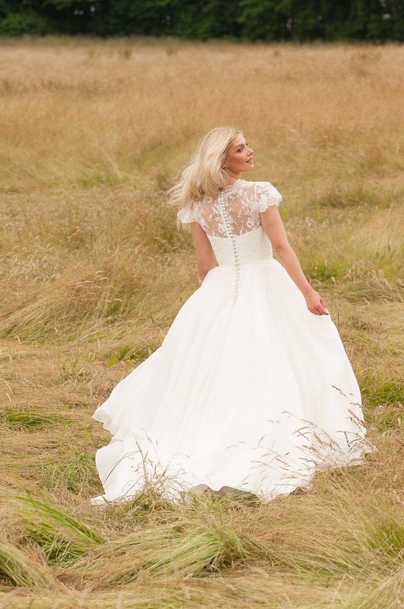 Beautiful buttons and loops are the perfect finish to an elegant bridal gown
#TenderHeart #LynAshworth #buttons #elegant #weddingdress #couturebridal #bridalgown #backdetail #lace #imengaged #misstomrs #bridetobe #bridalgoals  #2019bride #2020bride