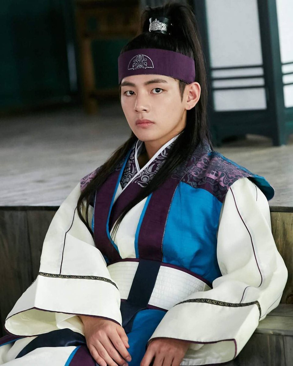 smileeniall's tweet photo. Hoy hace dos años se emitió el primer episodio de Hwarang, donde Taehyung logró su sueño de ser actor al debutar. 
Hace dos años conocimos a Hansung, todos/as estamos orgullosos/as de Taehyung y esté hermoso personaje que nos enamoró con su hermoso encanto y alegría 💜 https://t.co/1RHoNzptcm