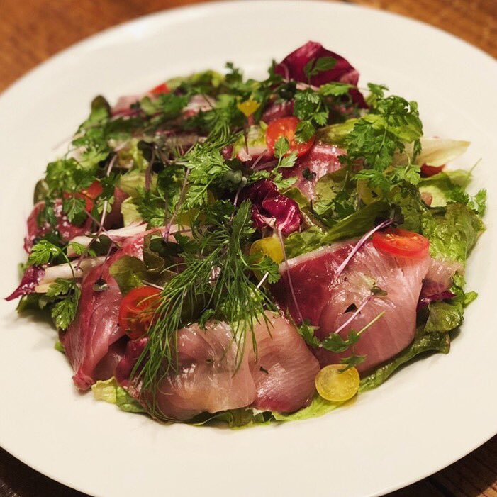 マリアピッコラクッチーナ 鰤が 鰤が食べたくて 鰤のカルパッチョ サラダ仕立て どうしたら鰤を洋食らしく出せるか 考えた結果難しい事考えるのは辞めました 諦 それでも少しでも美味しく召し上がって頂けるようにドレッシングに醤油の旨味を加えており
