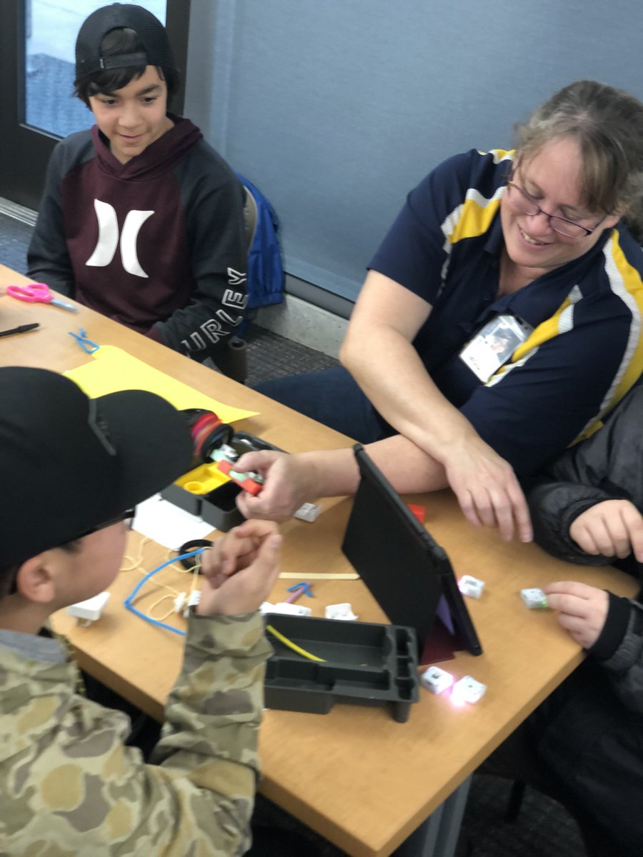 COreSTEMHub's tweet image. Today we hosted a Make-a-thon @OSUcascades using @SAMLabs technologies!  Thank you @RSDlearning for lending Mike Nye to lead the learning. 60 students helped remind 15 middle school teachers they don't need to be the expert in the room,  they just need to create the conditions!