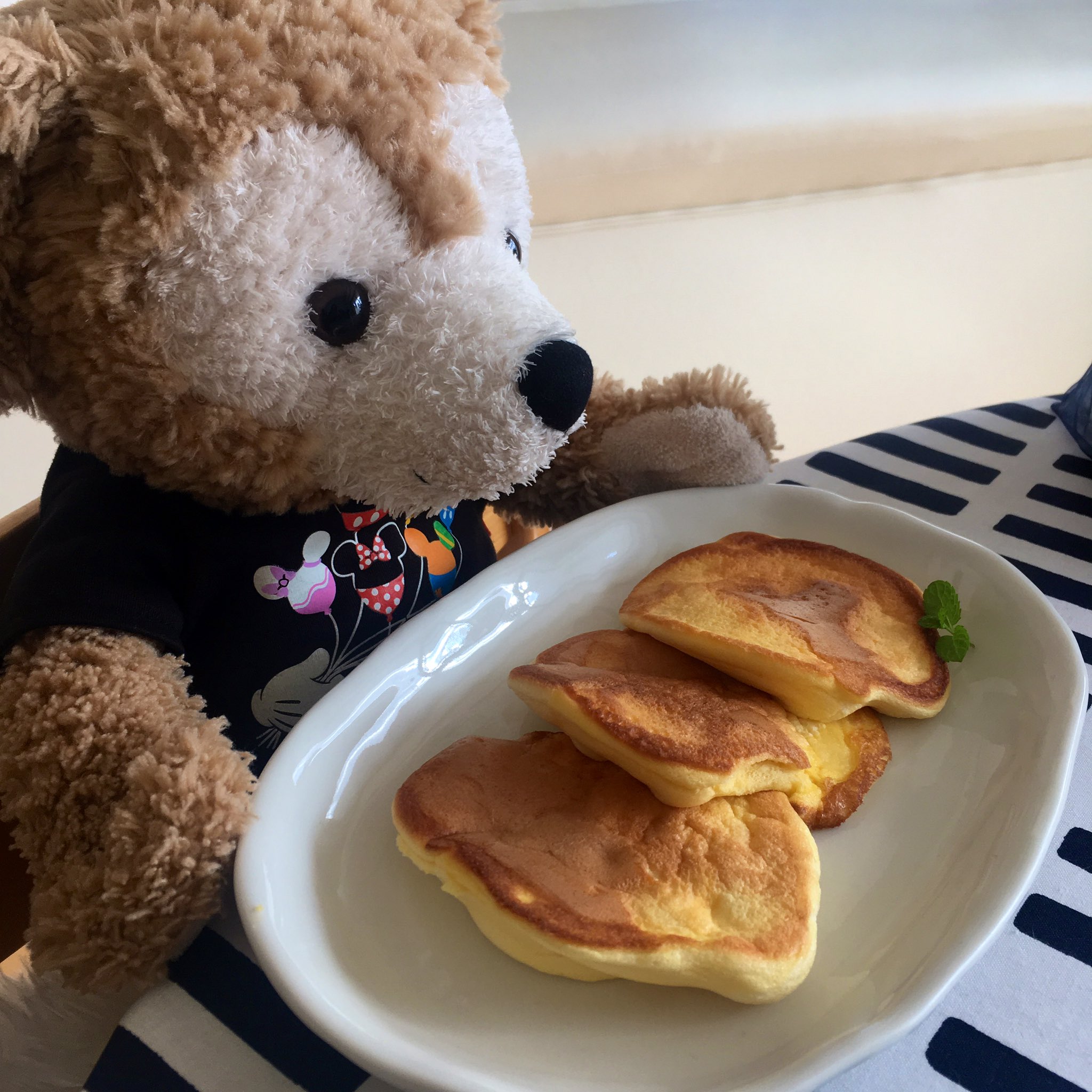 くいしんぼうダッフィー わーい ダッフィーもミッキーのあわあわできたぁ きれいなおててでママのパンケーキいただきます ダッフィー Duffy 食いしん坊ダッフィー ミッキーシェイプ 泡ハンドソープ T Co Q1htrba3iw Twitter