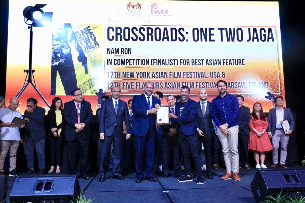 We’re proud to announce that ‘Crossroads: One Two Jaga’ has received the Spotlight Award presented by YBM <a href="/GobindSinghDeo/">Gobind Singh Deo 🇲🇾</a> at the launch of the MCIX along side other great local films. The award accepted by director, Nam Ron is to recognise the film’s achievement in 2018. <a href="/FinasMy/">Finas Malaysia®™</a>