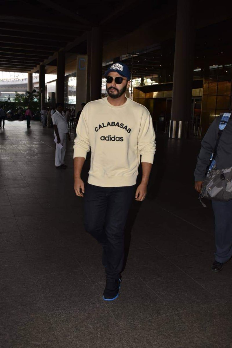ArjunKapoorCafe's tweet photo. [NEW] @arjunk26 back home from #RannUtsav today morning💖💥
#HelloHottie #OurMorningDarshan 😍💃😊✨
📷: @TIMCtweeting https://t.co/sUkhwl3jZH