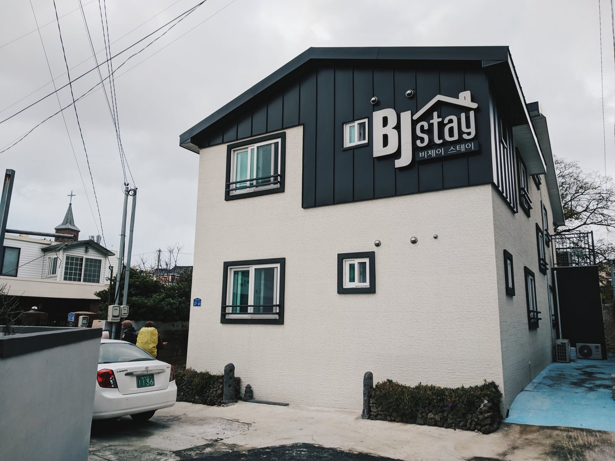hazwanhfiz's tweet image. Kalau ada yang tercari² tempat penginapan yang berbaloi di Jeju, boleh cuba duduk di BJ Stay Jeju City.

Boleh dicapai dengan 15 minit berjalan kaki dari airport.

Boleh tempah guna booking.com lebih murah.

Dorm 4 orang 19,200 Won (RM71) semalam.

@backpackingMY