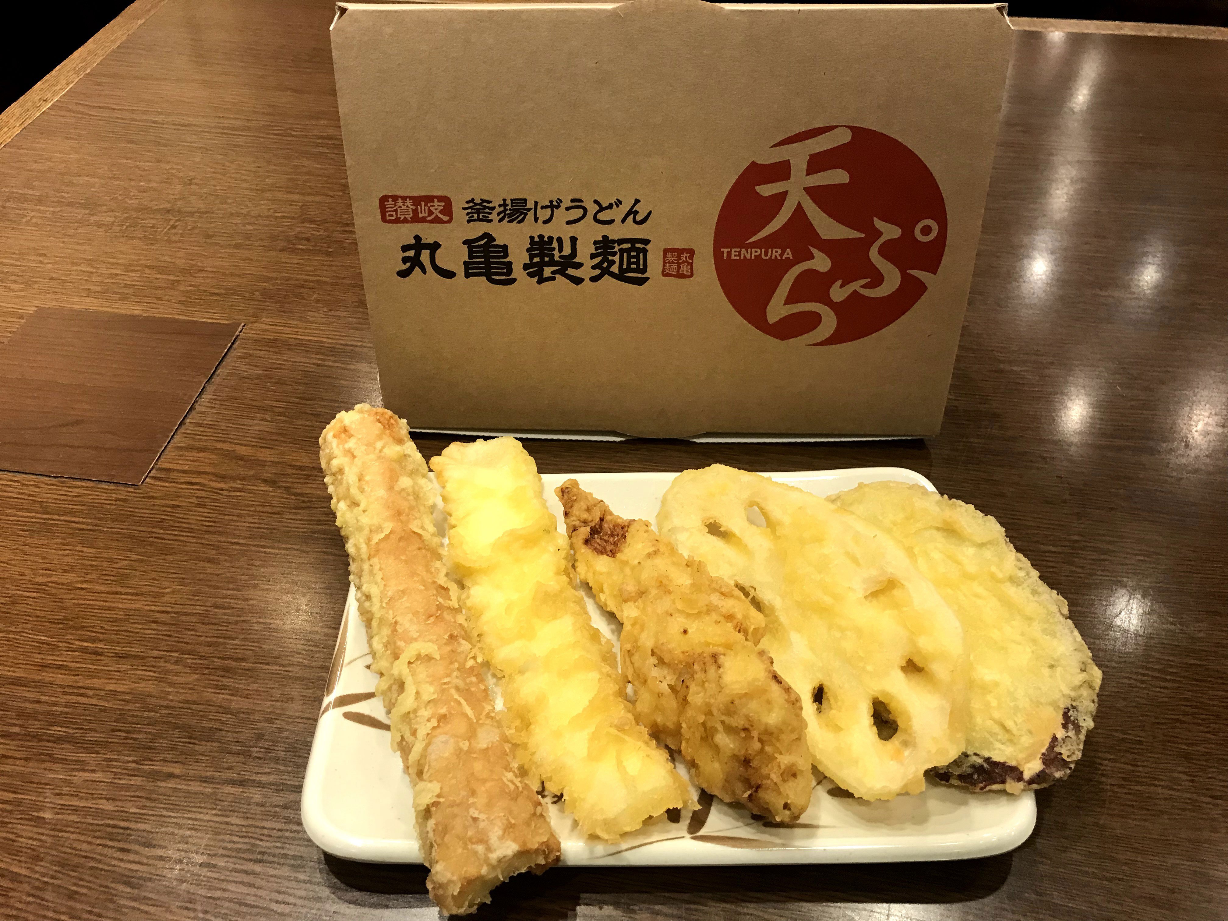丸亀製麺 公式 大晦日 12 31 限定で 大海老天 と 天ぷら盛り合わせ かしわ 天 ちくわ天 いか天 さつまいも天 れんこん天 の持ち帰りをご用意しました 今年の 年越しそば には丸亀製麺の天ぷらお持ち帰りをご利用になってみませんか